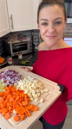 Emmanuelle Brien on Instagram: "Un Mijoté de Poulet Savoureux à la Mijoteuse Je te partage une recette de mijoté de poulet à la mijoteuse, simple, réconfortante et pleine de saveurs. Un mélange de poulet tendre, de légumes et de crème de poulet réduite en gras, parfait pour les journées occupées. C’est le genre de plat qui embaume la maison pendant des heures et qui se prépare presque tout seul. Je te donne aussi mes astuces pour rendre l’ail plus digeste et des idées pour l’accompagner, comme d