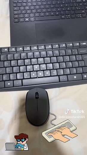 “Quer mais praticidade e conforto no computador? Então presta atenção nesse KIT aqui! Esse é o Kit Logitech K235, com teclado mouse sem fio, perfeito pra trabalho, estudos ou home office. Conexão sem fio estável, é só plugar o receptor USB e usar. Teclado confortável, layout completo com numérico e mouse preciso, ideal pra usar o dia todo sem incomodar. A bateria dura meses, então você não perde tempo trocando pilha toda hora. E claro… é Logitech, qualidade e durabilidade garantidas. Se você que