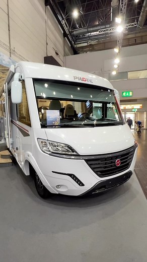 Pilote Galaxy G 740 GJ Expression . 749 x 230 x 288 cm 3500 kg (2920 kg in ordine di marcia) 4 posti 💺 4 posti letto 🛏️ . Prezzo a partire da: 92.800 € . #camper #camperonline #campingcar #motorhome #rv #rvlife #husbil #autocaravana #pilote | Camperonline viaggi in camper di qualità