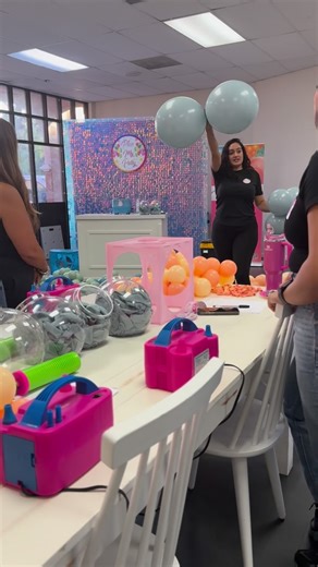 LA Balloon Artist, Backdrops & Balloon Classes on Instagram: "Registration now open! Christmas Edition: Balloon Master Class 🎄🎅✨ Whether you’re just starting or looking to level up your skills, this festive hands-on workshop is packed with inspiration, technique, and holiday cheer. Step into a magical Christmas-themed experience where you’ll create stunning winter wonderland and holiday-inspired balloon art! What You’ll Learn: • Balloon Basics – Core techniques every balloon artist should mast