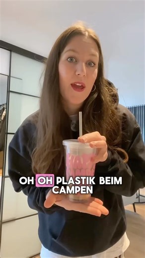 Virinja | komm wir machen das Leben BUNT 🌈💖 on Instagram: "Hej, ich bin Virinja, Gründerin vom Happy Camper Club. Ich denke Camping neu: stylish, farbenfroh und hochwertig. Für alle, die Qualität wollen – und Dinge, die mehr können als nur gut aussehen. Dieser Becher ist BPA-frei, aus robustem Acryl, leicht, bruchsicher und perfekt fürs echte Camperleben. Das Design wird im UV-Direktdruck aufgebracht – langlebig, farbstark, kein Abblättern, kein Verblassen. Kein billiger Ramsch. Keine Kompromi