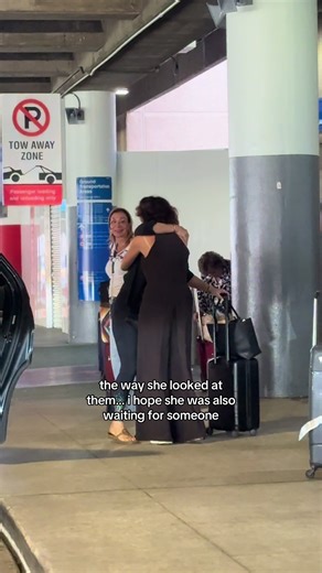 I was just filming my mom’s meeting with her friend and ended up capturing such a beautiful moment 🥹 #fyp #livemoment #meeting #capturethemoment #bestfriend