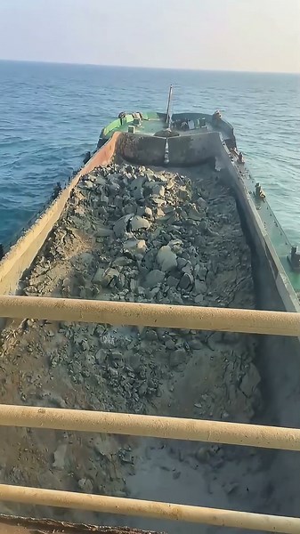 Efficient Unloading Moment of a Split Hopper Barge