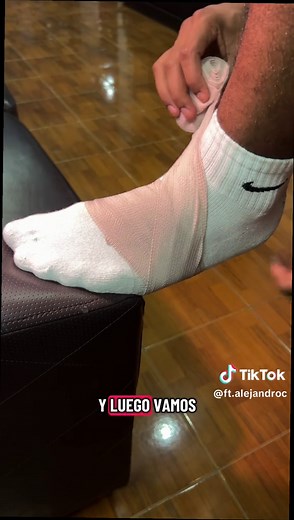 Cómo realizar un vendaje en ocho para esguince de tobillo