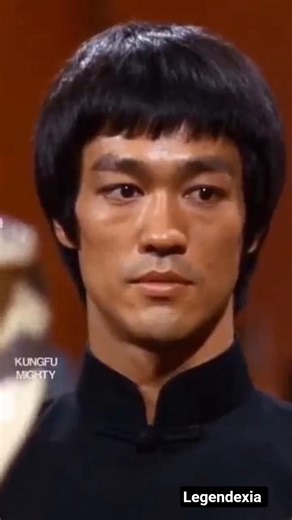 Bruce Lee vs Cobra. Real reflex. Blink and you miss it.