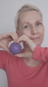 My DEPUFFING “WAKE UP” FACE MASSAGE with a MASSAGE ⚽️ I do it usually in the morning to “wake up” myself & my Skin (before applying my moisturizer). If you don’t sleep on your back the whole night, your beautiful Face probably gets a bit wrinkly… so this Massage helps those wrinkles to disappear, I promise! I do this Face Massage everyday for 2-3 minutes that helps in promoting blood circulation and fading fine lines over time. in Anti-Aging Massage that you can do twice a day morning and evenin