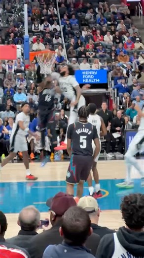 Tobias Harris muscles inside and throws down the BIG TIME poster jam! 😳 SAS-DET on Peacock Tap to Watch ➡️ https://www.nba.com/how-to-watch-game-redirect/0022500828?partnerRef=NBA&platform=Facebook&surface=Post | NBA