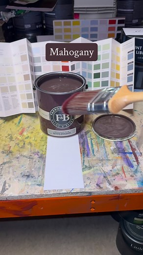 Mahogany – Tiefe, Wärme und historische Eleganz. Inspiriert vom edlen Holz, das Kunsthandwerker wie Thomas Chippendale meisterhaft verarbeitet haben, bringt Mahogany eine fast verbrannte, erdige Tiefe in den Raum. Die warmen Untertöne schaffen eine behagliche Atmosphäre – ideal für stilvolle Rückzugsorte mit Charakter. Besonders wirkungsvoll in Kombination mit Dead Salmon, um antike Möbel oder klassische Kunstwerke in Szene zu setzen. | Luxurious Paint