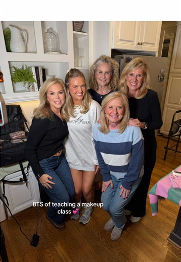 I had the most fun time teaching these ladies last night!! 💕💕 #makeup #makeupartist #makeuptutorial #makeupclass