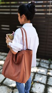 DIY Large Tote Bag without Lining. ► Link to full tutorial with measurement detail : https://www.facebook.com/aepooimcrafts/videos/626646808400289 #canvasbag #sewingprojects #diybag #sewingideas #fabricbag #sewing #totebag #diy #sewingbags #diytotebag | Ae PooiM