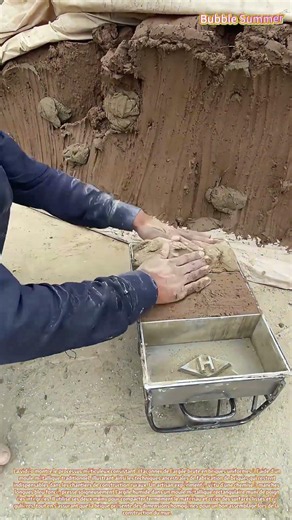 le moulage à la main de briques d'argile dans un moule métallique