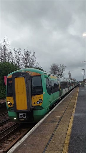 Southern Class 377 passing Horley with tone!!!!