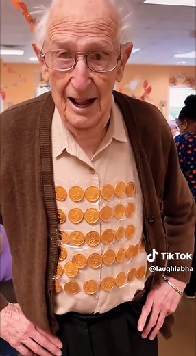 The elderly's Halloween is also quite fun.😄😃👵(Source material:@basincreekretirement )#funny#halloween#easy#costume#funnyvideos