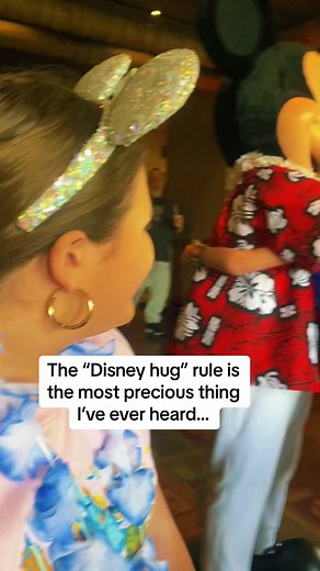 THE MAGIC OF A DISNEY HUG… 🥹🐭✨ #tropicalhideawaytravel #disney #waltdisneyworld #mickeymouse #disneyhug #disneycharacters @Disney Parks @Tiffany Nickle