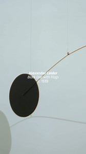 📦 Behind the scenes: Art handlers carefully unpack an Alexander Calder mobile sculpture, presented by LGDR gallery at 𝗣𝗮𝗿𝗶𝘀 𝗽𝗮𝗿 𝗔𝗿𝘁 𝗕𝗮𝘀𝗲𝗹. Don't miss it when you visit the fair – opening to the public today, October 20! Learn more: bit.ly/3rU9CzV | Art Basel