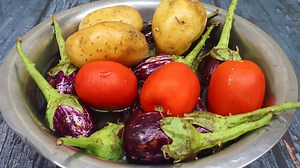 565K views · 1.3K reactions | Aloo Baingan Recipe | मसालेदार आलू बैंगन ऐसे बनायेंगे तो सब तारीफ करेंगे | Aloo Baingan ki sabzi More Recipes https://bit.ly/37F9j2B #anukriticookingrecipes #dinner #lunch #indianrecipes #recipe #recipes | Anukriti Cooking Recipes | Facebook