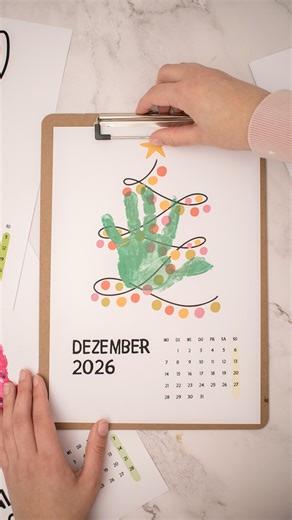 Nadja | Lieblingsgeschenk | DIY Geschenkideen on Instagram: "Handabdruck Kalender 2026⁠ ⁠ ➡️ Vorlagen ausdrucken, Farbe auftragen und abdrucken.⁠ ➡️ Perfekt als Geschenk für Eltern oder Großeltern – oder für gemeinsame Bastelzeit mit Kindern.⁠ ➡️ Für jeden Monat kannst du zwischen zwei Motiven wählen.⁠ ⁠ 🗨️ Die Druckvorlage findest du in meinem Shop. Kommentiere „Kalender“, dann schicke ich dir den Link.⁠ .⁠ .⁠ .⁠ .⁠ .⁠ ⁠ lieblingsgeschenkideen #lieblingsgeschenk #diyweihnachten #kalender #weih