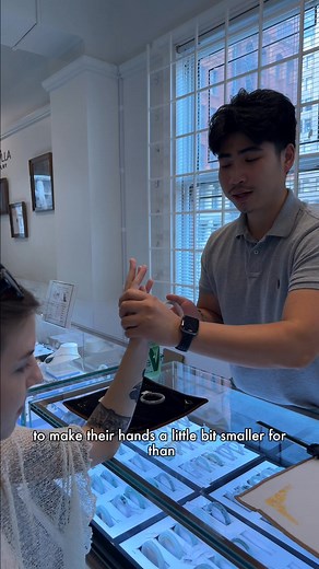 ✨ How to Help Someone Put On (and Take Off) a Jade Bangle ✨ If you’ve ever struggled to put on your bangle, this one’s for you 💚 The key is to relax your hand — and if someone’s helping, have them gently squeeze your hand smaller than you could on your own. Start with the first knuckle, guide it in smoothly, then roll over the next. When it gets to the widest part, one confident motion is all it takes! The same method works for taking it off — calm, quick, and relaxed. #jadebangle #jadeite #rea