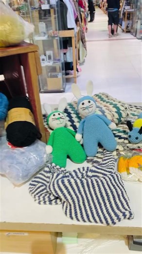 Er du en kreativ DIY type? 🧶🪡 Eller elsker du bare strik og hæklede ting? Så har vi fundet nogle skøøønne varer frem til jer 😍 Til hjemmeprojekterne kan I købe både garn, strikkeopskrifter og sytilbehør 🧵 Er man mere til den “nemme” løsning, så er der alt fra tasker til grydelapper, som allerede er færdiglavede og klar til brug 😉✔️ Ses vi snart? 🥰 Måske til vores fødselsdag, som afholdes d. 1. April 🇩🇰 På vores fødselsdag har vi også et tilbud på standeleje, i disse dage booke en stand f