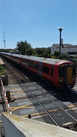 Southern Class 387 Passing Hampden Park LC #railway #trainspotting #levelcrossing #southern #train