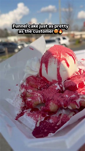 Funnel cake just as pretty as the customer #foryou #fyp #funnelcake #food #fun