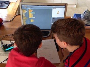 Make a traffic light simulator with ScratchGPIO and  #raspberrypi #piday @Raspberry_Pi