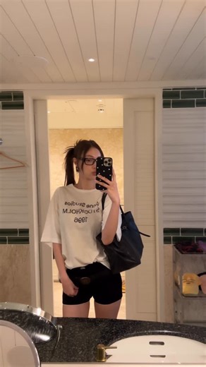 JINGJINGYU on Instagram: "มาเป็นแขก GMMTV Live House แต่ก่อนเข้า ขอดื่มดีน่า โปรตีนสูง 15 กรัม กล่องนี้หน่อยละกัน เติมเอเนอจี้ก่อนไปทำงาน :) #DNA #ดีน่าไฮโปรตีน"