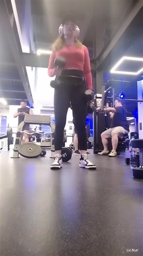 Un día de músculos superiores 💪🏼🫠 #hombro #pecho #espalda #brazo sin olvidar hacer las 200 abdominales del día 👌🏼 #abdomen cerramos con broche de oro directo a 👇🏼 #natacion😎