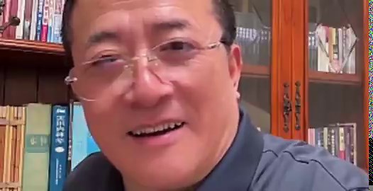 中国首富许家印关在哪里？什么时候判？有人爆料，去年8月在在深圳市第一看守所，见到了前中国首富许家印，头发已经白了，身体明显瘦了。因为和恒大财富的老总关在一个监室，对方确认了监室外放风的，就是许家印。马兴瑞落马后，许家印也快判决了？2016年前后，在马兴瑞的直接推动下，许家印将恒大集团总部从广州迁往深圳。最后恒大总负债约2.4万亿元，净资产-6000亿元。此外， 马兴瑞相关的万科，总负债约1.02万亿元，账外账说不清。所以，王石最近经常失联。