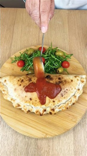 This Homemade Italian Calzone Is Better Than Pizza 😍🇮🇹 | #calzonepizza#homemadepizza#pizza