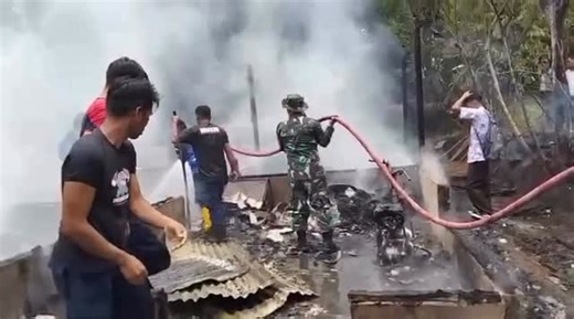 KABAR PESSEL MEDIA KREATIF on Instagram: "Penampakan sisa-sisa puing kebakaran rumah salah warga do Kampung Air Batu, Nagari Pelangai, Kecamatan Ranah Pesisir, Kabupaten Pesisir Selatan, pada Kamis (4/12/2025. Laporan dari Pos Damkarmat Sektor Balai Selasa, Api pertama kali terlihat oleh warga dalam kondisi sudah merambat dan membesar. Laporan kejadian diterima oleh petugas pada pukul 08.45 WIB, kemudian tim segera menuju lokasi dan melakukan pemadaman mulai pukul 08.52 WIB hingga pukul 10.30 WI