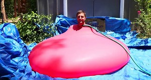 VIRAL: The explosion of a giant balloon with a person inside