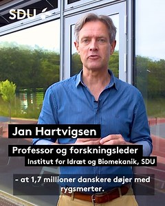Ondt i ryggen? Professor Jan Hartvigsen giver dig gode råd til, hvordan du forebygger og afhjælper rygsmerter. Jan er en af verdens førende eksperter indenfor området og er desuden rådgiver ved WHO i forhold til at udarbejde globale retningslinjer for behandling af rygsmerter. Spoileralert: Filmen indeholder ingen magiske øvelser eller quickfixes. | Syddansk Universitet – University of Southern Denmark