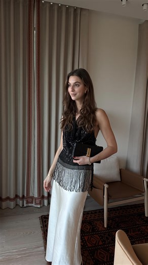 LISA NILSSON on Instagram: "If you don’t already have a New Years Eve outfit - this is what i’d reach for in my closet✨ Any sparkly/sequin top matched with a silk or satin skirt with some gold accessories. Top and skirt are on sale and available at @zara now if you can’t find any suiting outfit at home"