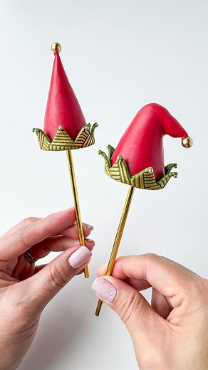 ✨ NEW in the shop! ✨Decorate your elf hat cake pops faster with my new Elf Hat Brim Cutter. It’s perfectly sized to pair with @mylittlecakepopmolds tall cone mold. 💚 Products Used: 💚 Trim Cutter: available on my website www.unforgedibleart.com (link in bio) ❤️ Tall Cone Mold: @mylittlecakepopmolds 💛 Sprinkles: @inspiredbyzaraz 💚 Stencil, Activator & Gold Lustre: @sweetsticksau ❤️ Sprinkle Pen: @poppycolorllc Ready to create the cutest elf hat pops for the holidays? ✨ #cakepopdecorating #cake