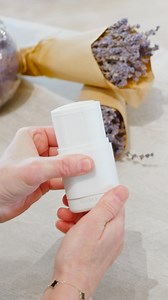 Comment utiliser son déodorant recharge pour la première fois ? Voici les étapes simples pour insérer votre première recharge Bleu Lavande à la lavande dans l'applicateur KIIMA 💙 : - Ouvrez le couvercle en appuyant sur le côté. - Retirez la clip en douceur. - Déballez la recharge (à composter ou recycler). - Glissez-la dans l’applicateur et remettez la clip. - Tournez jusqu’à voir 2 mm de produit. - Appliquez et profitez ! Une recharge dure en moyenne 2 à 3 mois. Votre peau (et la planète) vous