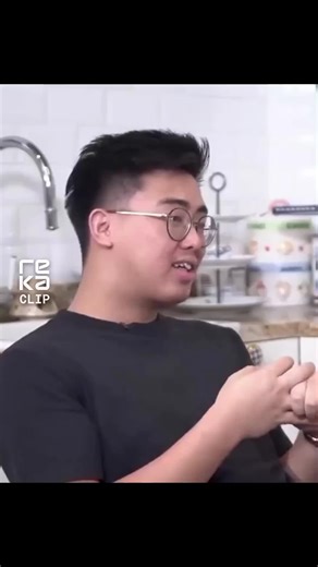 Top 3 Industries to Invest in Indonesia's Future! #IndonesiaEconomy #InvestmentOpportunities #FutureTech #RenewableEnergy #BankingSector Curious about where Indonesia's economy is heading? 📈 Discover the top 3 industries poised for massive growth, from banking to the unstoppable rise of renewable energy and the future of AI! Don't miss these insights for smart investing!