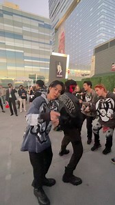 Backstage warm-up #MyUniverseAMAs. GB x | Coldplay