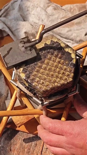 Erhu making process