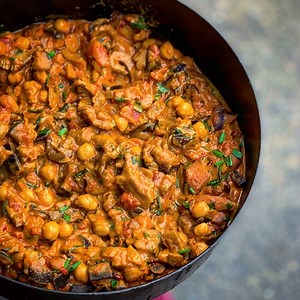 9.7K views · 265 reactions | Looking for some healthy dinner inspo, then check out this delicious low FODMAP curry! It's from our online Happy Gut Course which is designed to support anyone who suffers from bloating, IBS or any other digestive issues. Click the video for full recipe. Our next course statys Monday, 12 August, click the link for more info on the course https://courses.thehappypear.ie/happy-gut/ | The Happy Pear | Facebook