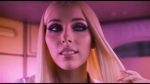 男人被机器改造成了性感美女