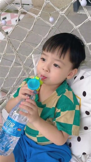 带娃出门有这种#防呛吸管转换头 ，简直不要太方便，娃随时随地都可以喝水，再也不怕洒一身了#宝宝喝水 #吸管盖 #防呛吸管 #出门必备 #母婴好物 #baby #宝妈推荐 #带娃好物 #宝宝 #新生儿