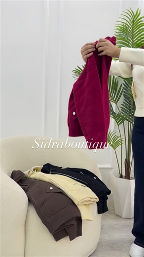 boutique_sidra on Instagram: "✨✨Adoptez le confort sans compromis avec cette jacket légère au design minimaliste et efficace. ✅Code produit sur site🔎:4850 ✅Disponible en 5 couleurs ✅taille:standard ✅prix :4800 📍Adresses: Bouismail (Route nationale 0550707973) Kolea (Route d’Alger 0550707974) 📲 la prise des commandes directement sur notre site web Www.Sidraboutique.com Sur Whattsap aussi ⬇️⬇️⬇️ ————-0550-70-79-73 ————0550-70-79-74 Réclamation:0555294713 Livraison disponible 58 wilayas 🚚 Paiem