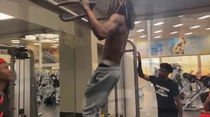 King Von 🕊 teaching Yungeen Ace how to do pull-ups proving he’s the GOAT 💪🏽🐐