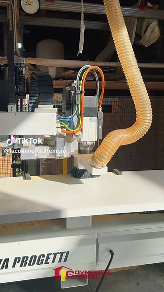 💻 Tutto parte da qui: il primo click che dà vita alla perfezione. 👀 In questo video ti mostriamo il primo passaggio della nostra produzione, dove la macchina viene impostata con precisione al millimetro prima che inizi tutto il processo. 👷🏻‍♂️È qui che la tecnologia incontra la maestria artigiana: le misure vengono definite al pc e la macchina prepara la porta, eseguendo i fori per le cerniere a scomparsa con cura assoluta. 👉 Guarda fino alla fine per scoprire come nasce la perfezione delle