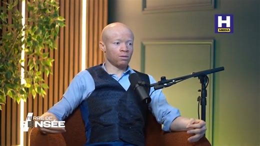 VADE RETRO SATANAS !!!! Devant le bal des Diablotins, le Chevalier Céleste ne tremble pas. Sûr de sa force. Et lorsque l'agitation grandit, il lève son sabre, prêt à transpercer le démon. Le démon réalise alors : « Aucun de mes sortilèges ne fonctionne sur celui-là. Au contraire, un seul faux geste, et je suis mort ! » ( Entretien sur Habari Media ) | Wilfried Ekanga