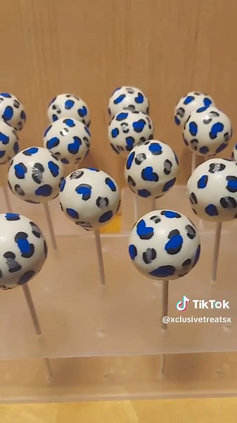 Some Fierce Leopard 🐆 Print Birthday Cake Pops! #cakepops #birthday #chocolate #leopardprint #leopard #party
