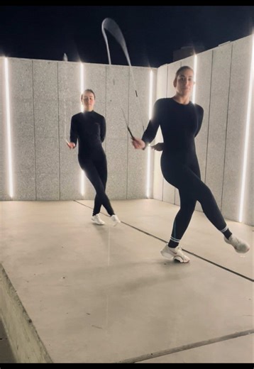 Coreografía con la comba con una de mis alumnas ♥️ Menos de 20 clases. Y mirad lo que ha conseguido. Icíar es el ejemplo perfecto de que el talento ayuda… pero lo que realmente transforma es la determinación. Trabajo semanal por su cuenta. Repetición. Errores. Más repetición. Exigencia. Responsabilidad. Disciplina. La comba no es fácil. No es inmediata. No es “me sale en dos días”. Pero cuando decides no rendirte, el progreso llega. Y cuando llega… es imparable. Estoy muy orgullosa de ella. Porq