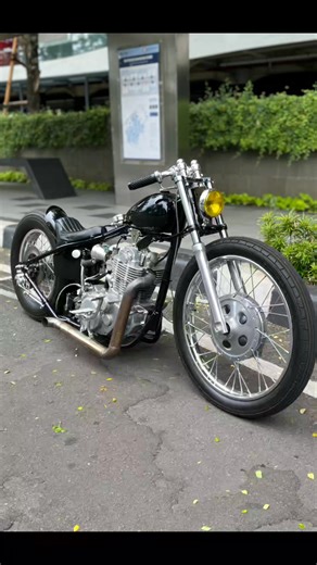 Classic Yamaha SR400 Bobber Custom 🇯🇵😎🇺🇲 #yamahamotorcycles #SR400 #sr400custom #sr400カスタム #chopperlife #custommade #custommotorcycle #motorcyclelife #bobber #chopperstyle | Dream Drives