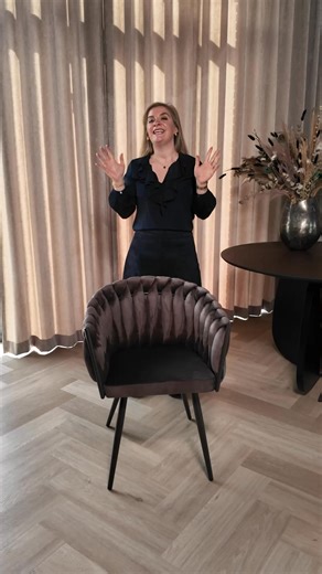 De Wave Chair brengt comfort en elegantie samen in een tijdloos design. De donkerbruine kleur en het subtiele vlechtwerk geven je eethoek direct een warme, verfijnde uitstraling. Met zijn stevige metalen frame en comfortabele zitting is dit de stoel waar je urenlang gezellig aan tafel blijft zitten. Stijlvol, maar ook functioneel. ✔️ Tijdloos design met natuurlijke charme ✔️ Comfortabel en duurzaam ✔️ Perfect te combineren met elke eettafel Creëer een eetkamer die gezien mag worden. | HOMEREBELS